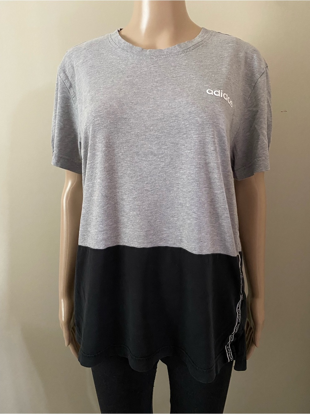 adidas Colorblock side logo tape detail Tshirt, size large - Picture 2 of 3